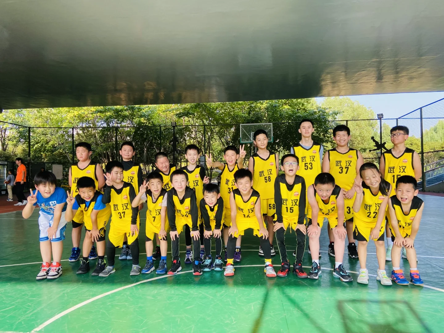 奥运冠军现身青少年篮球训练营，与学员互动的简单介绍