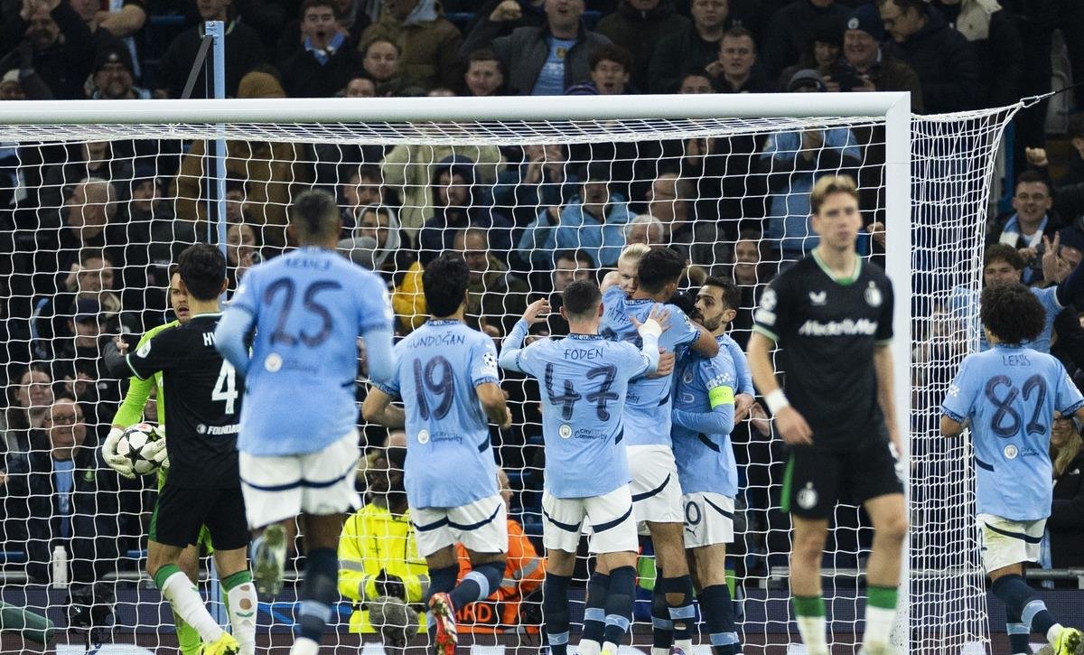 包含球场上的较量正酣，观众尽情欢呼的词条