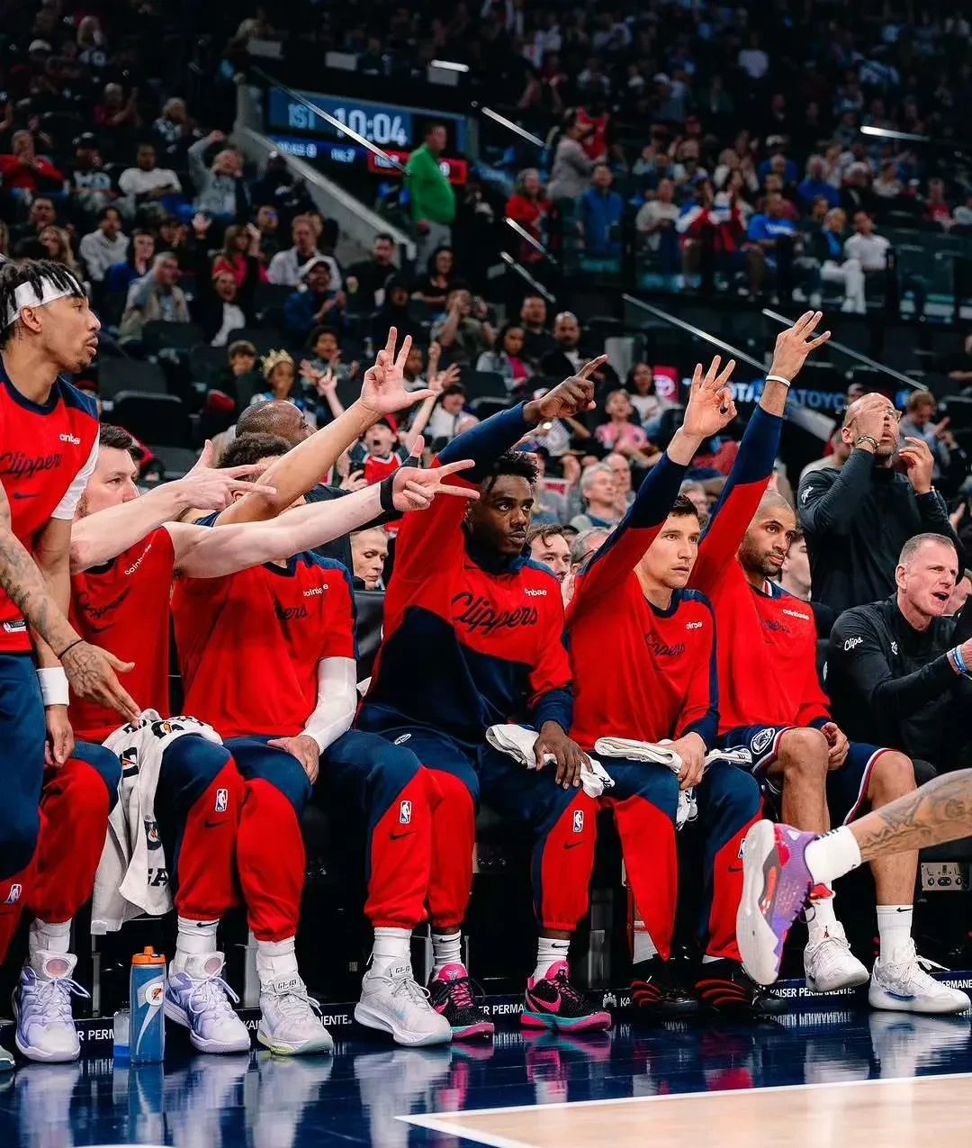 超级巨星与新秀球员在场上精彩对抗 超级巨星与新秀球员在场上精彩对抗