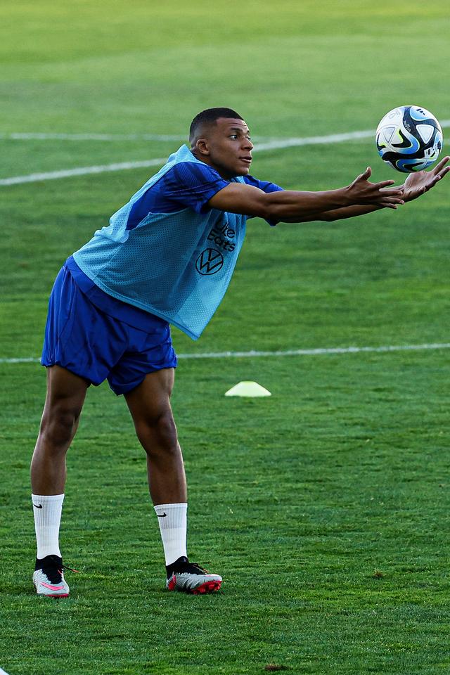 关于法国足球赛场一幕幕精彩瞬间的信息 关于法国足球赛场一幕幕精彩瞬间的信息