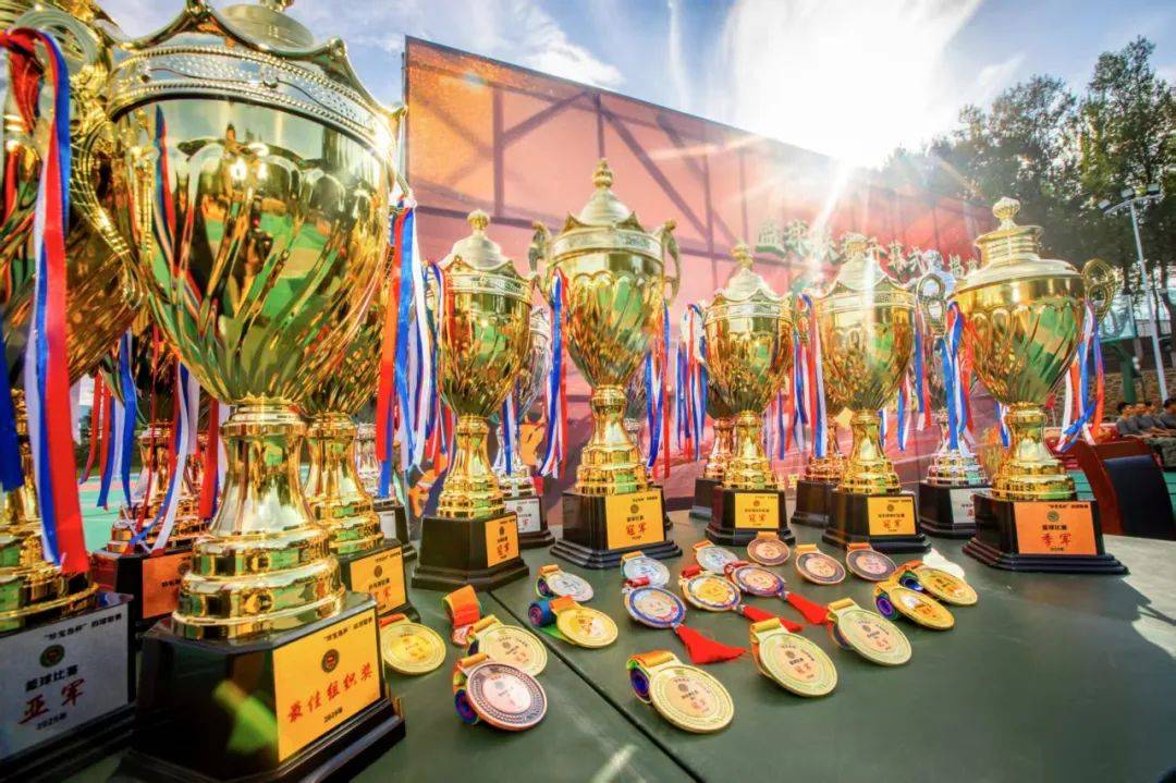 关于季后赛战区赛事精彩纷呈，各队激烈角逐的信息