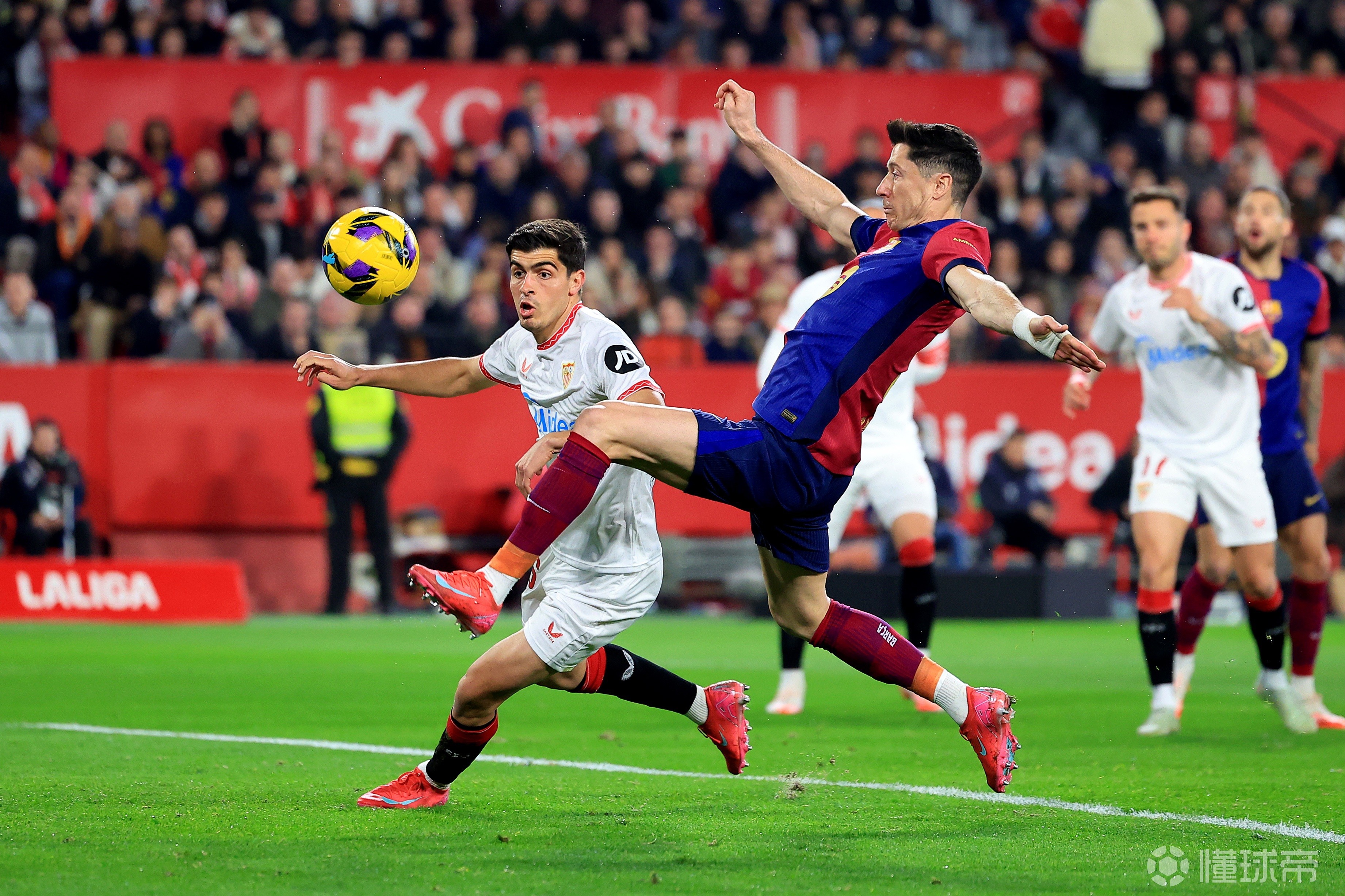 塞维利亚完胜西班牙人主场胜算美文国脚的简单介绍