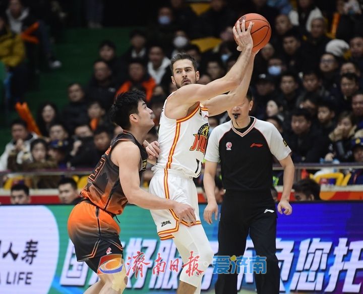 河北男篮对抗湖南队，双方实力均衡对决激烈搏杀