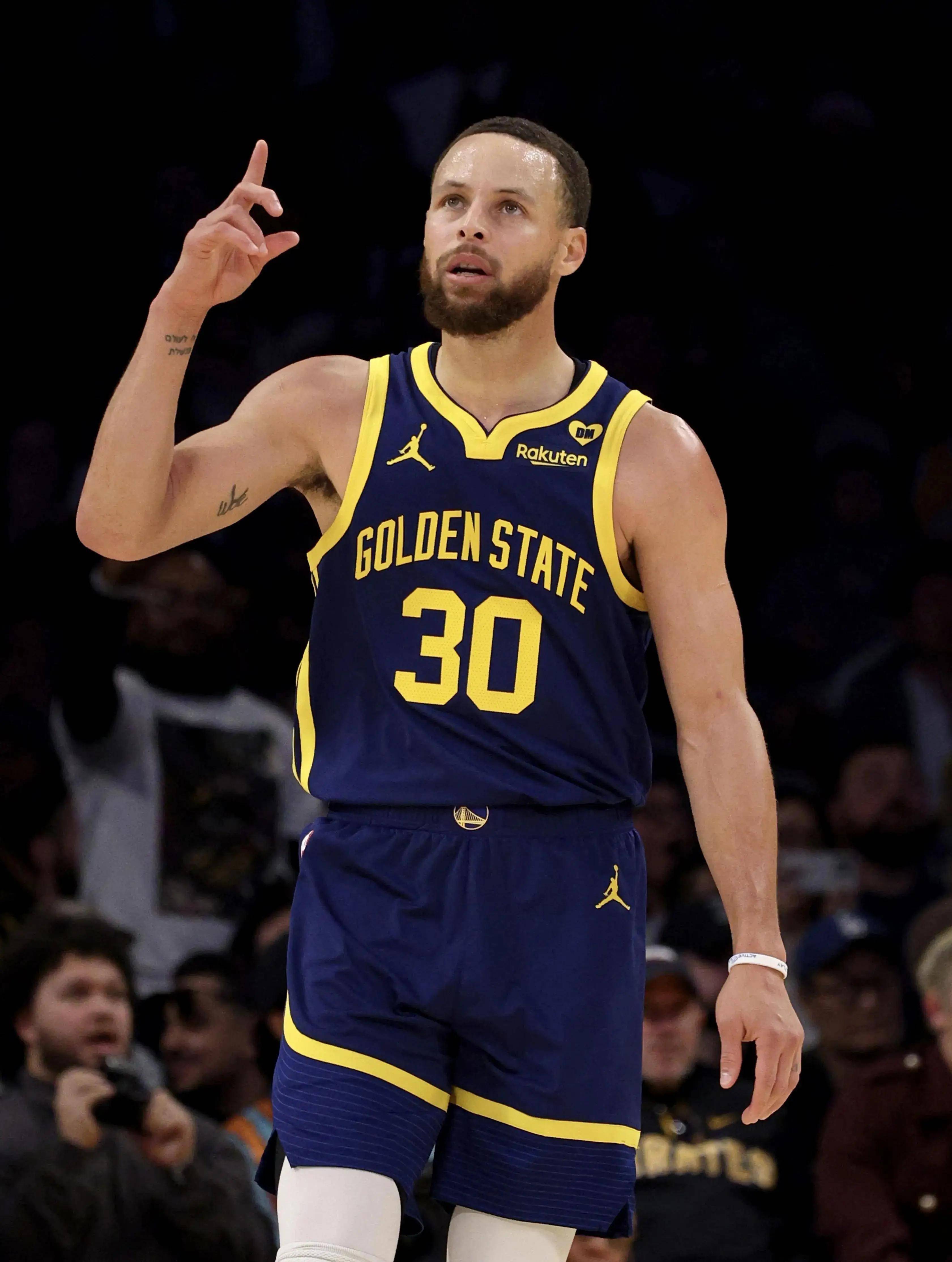 勇士逆转马刺,夺得胜利 勇士逆转马刺,夺得胜利