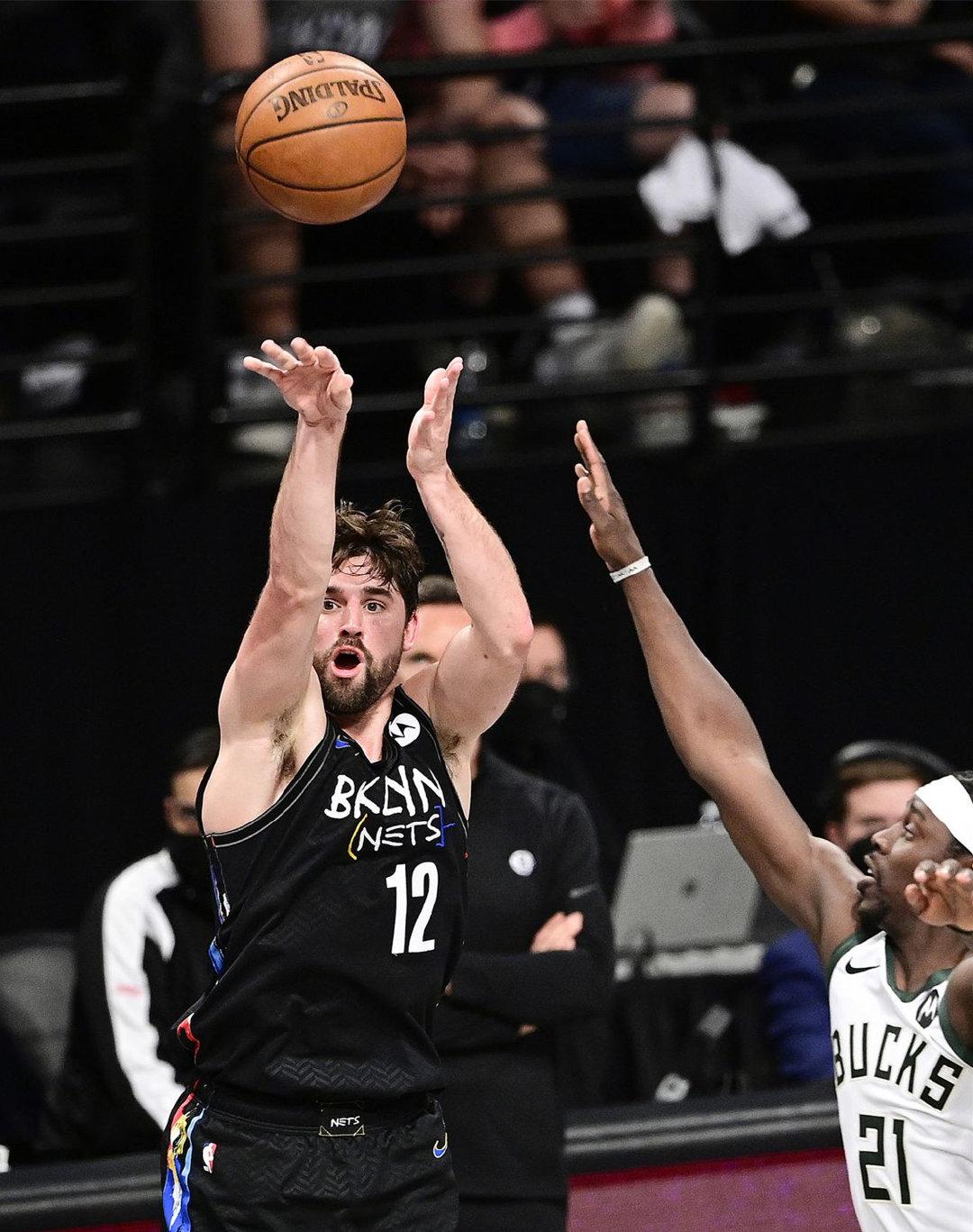 雄鹿客场大胜篮网,继续领跑东部 雄鹿客场大胜篮网,继续领跑东部