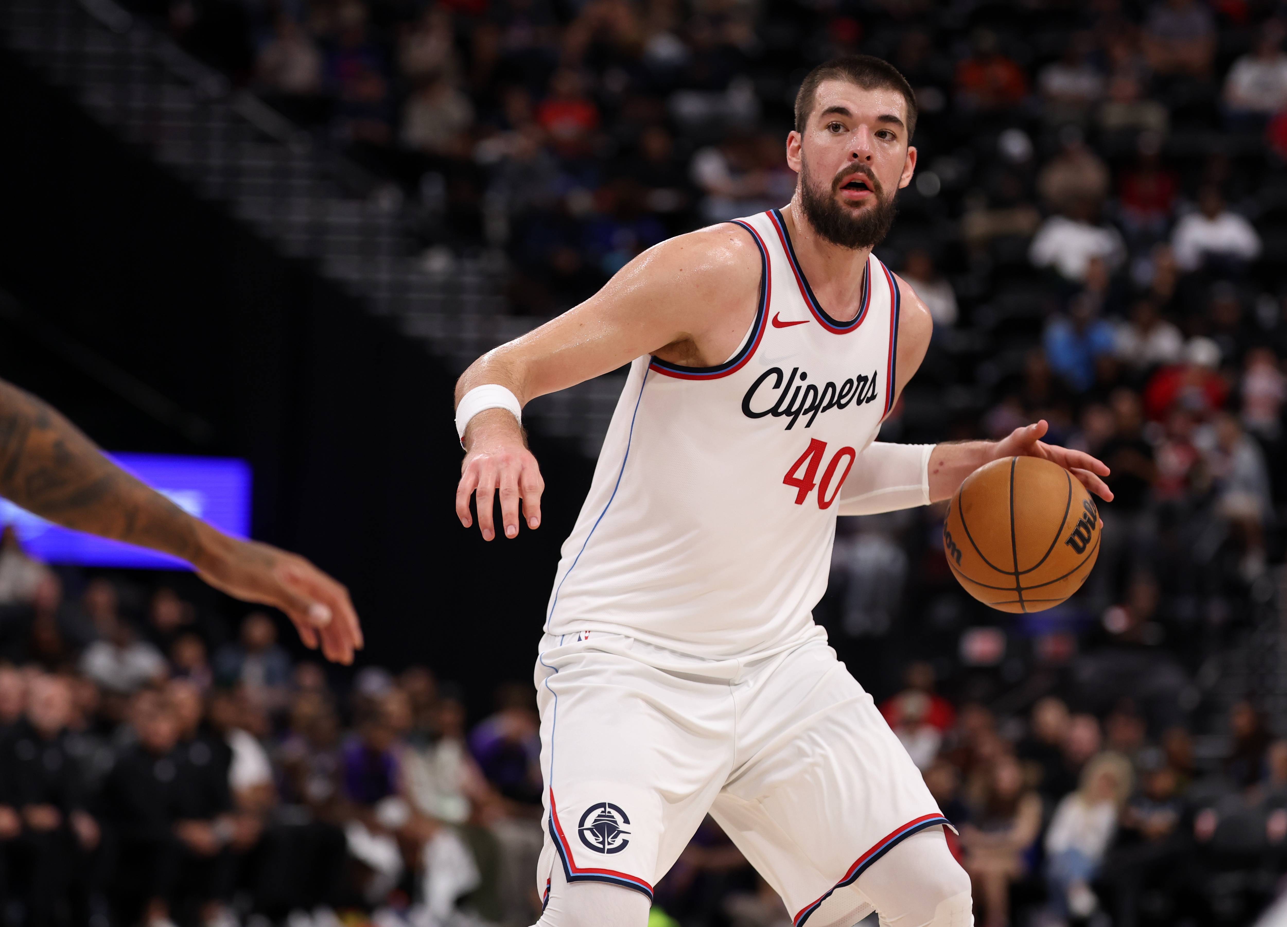 雄鹿客场力克马刺，取得两连胜