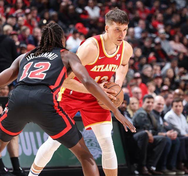 老鹰客场惜败活塞，德罗赞砍下30分