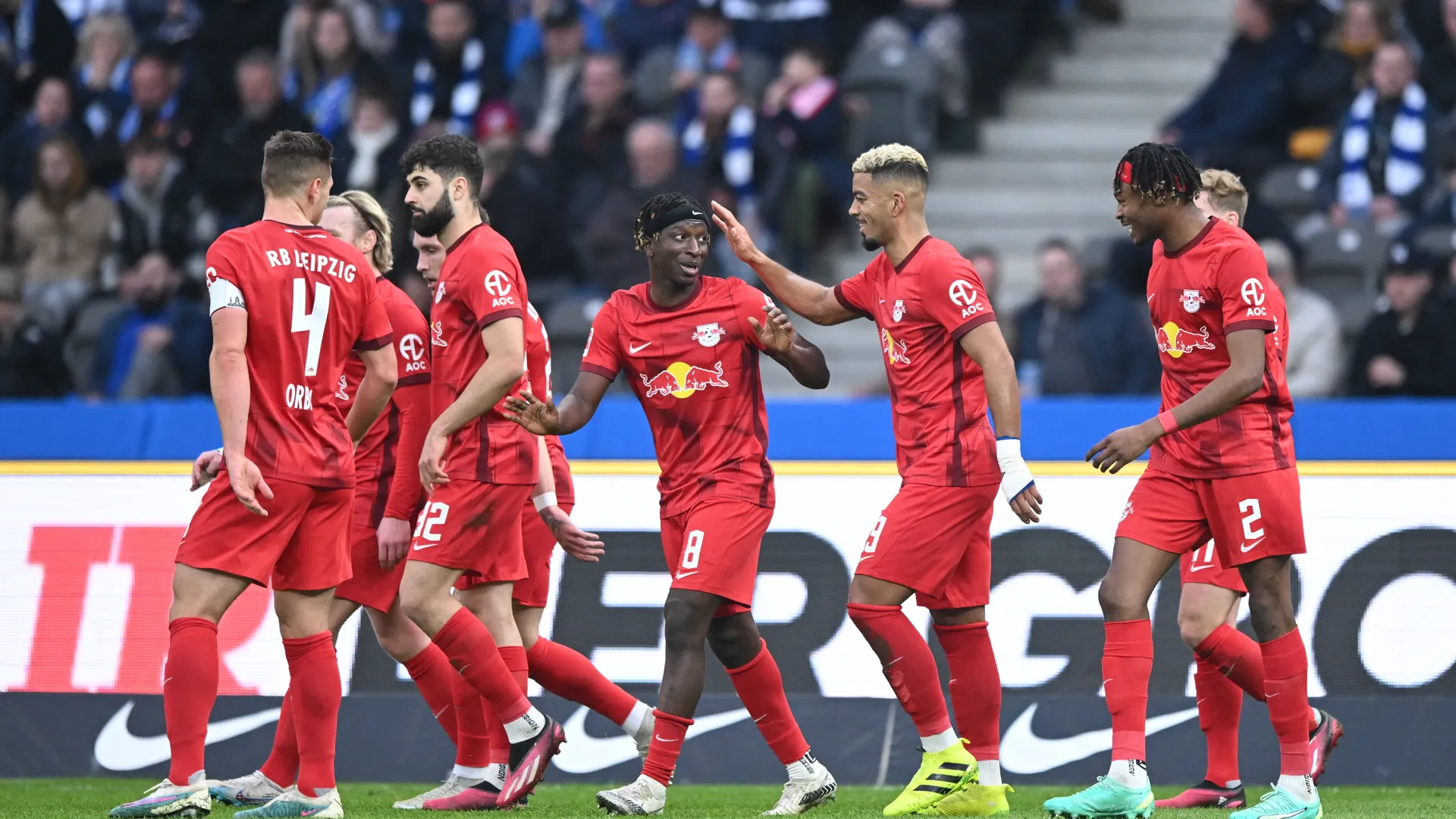 包含莱比锡RB在德甲联赛中持续发挥出色，展现出强大实力的词条