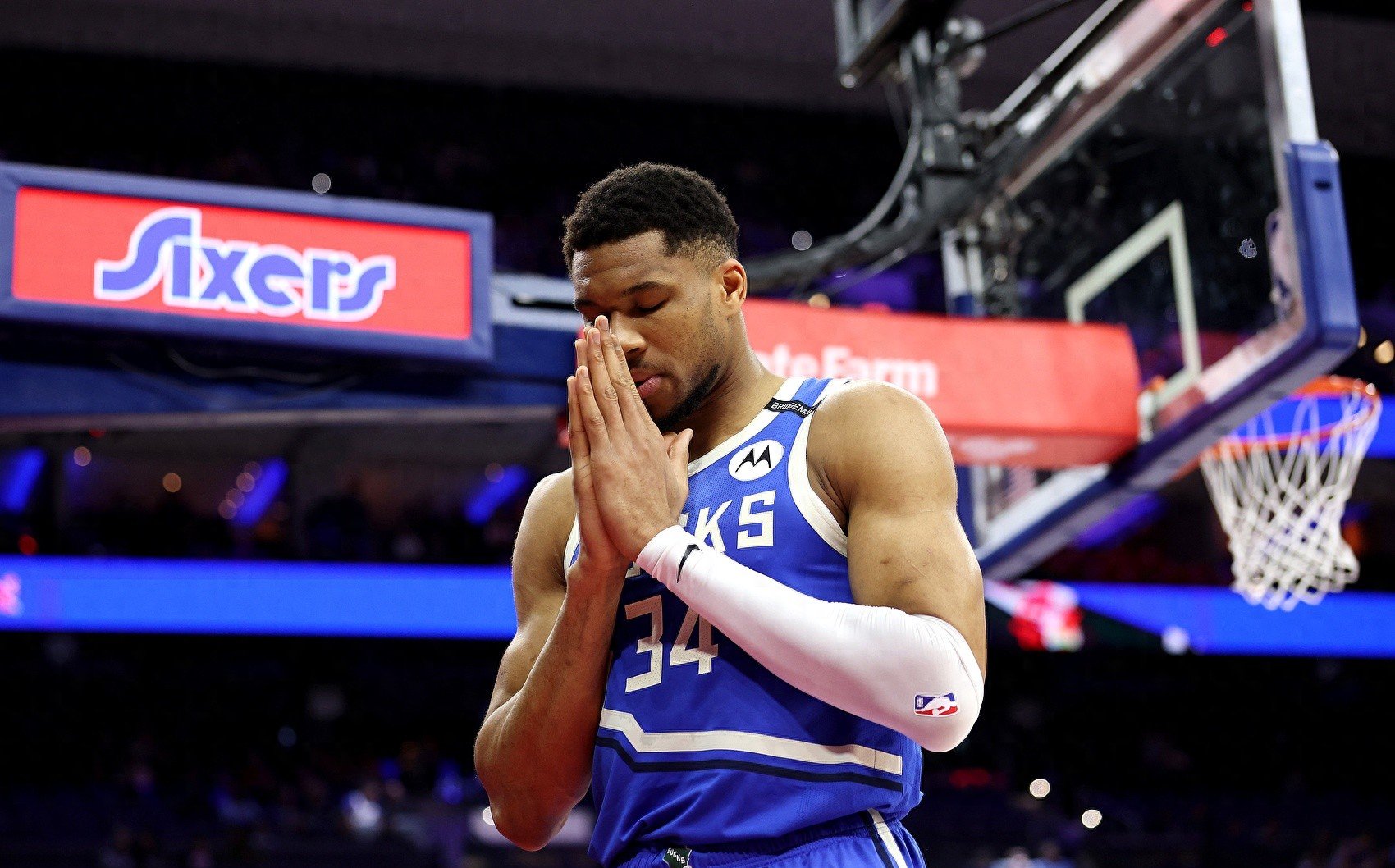 关于雄鹿轻松取胜独行侠，字母哥单场砍下35分的信息